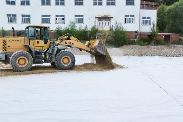 建昌尾礦污水防滲池鋪設(shè)完畢覆土防曬